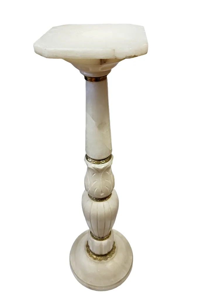 Bílý alabastrový ozdobný sloup s bronzovým zdobením - 2