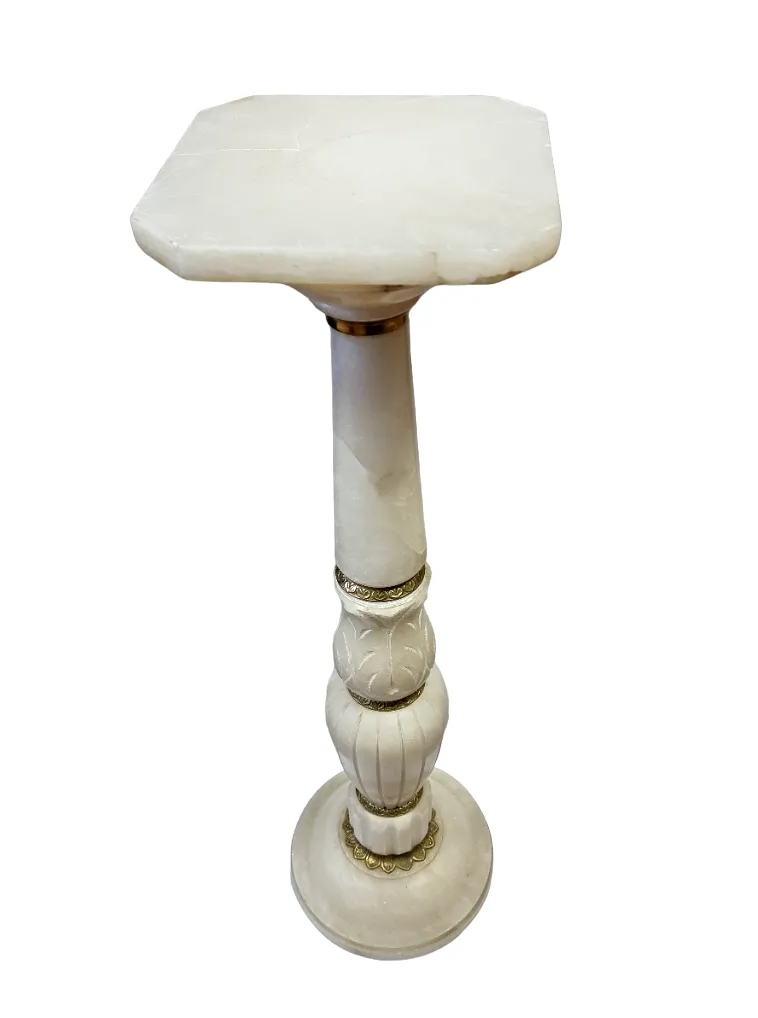 Bílý alabastrový ozdobný sloup s bronzovým zdobením - 3
