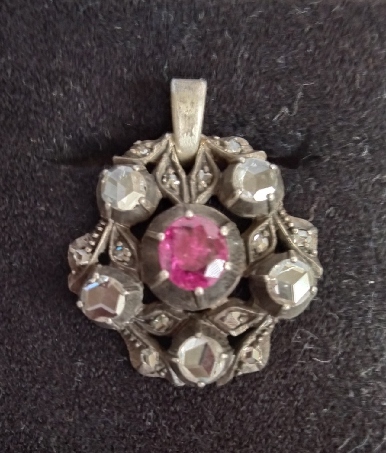 Viktoriánský stříbrný závěs s přírodním rubínem a diamanty, 0,67 ct