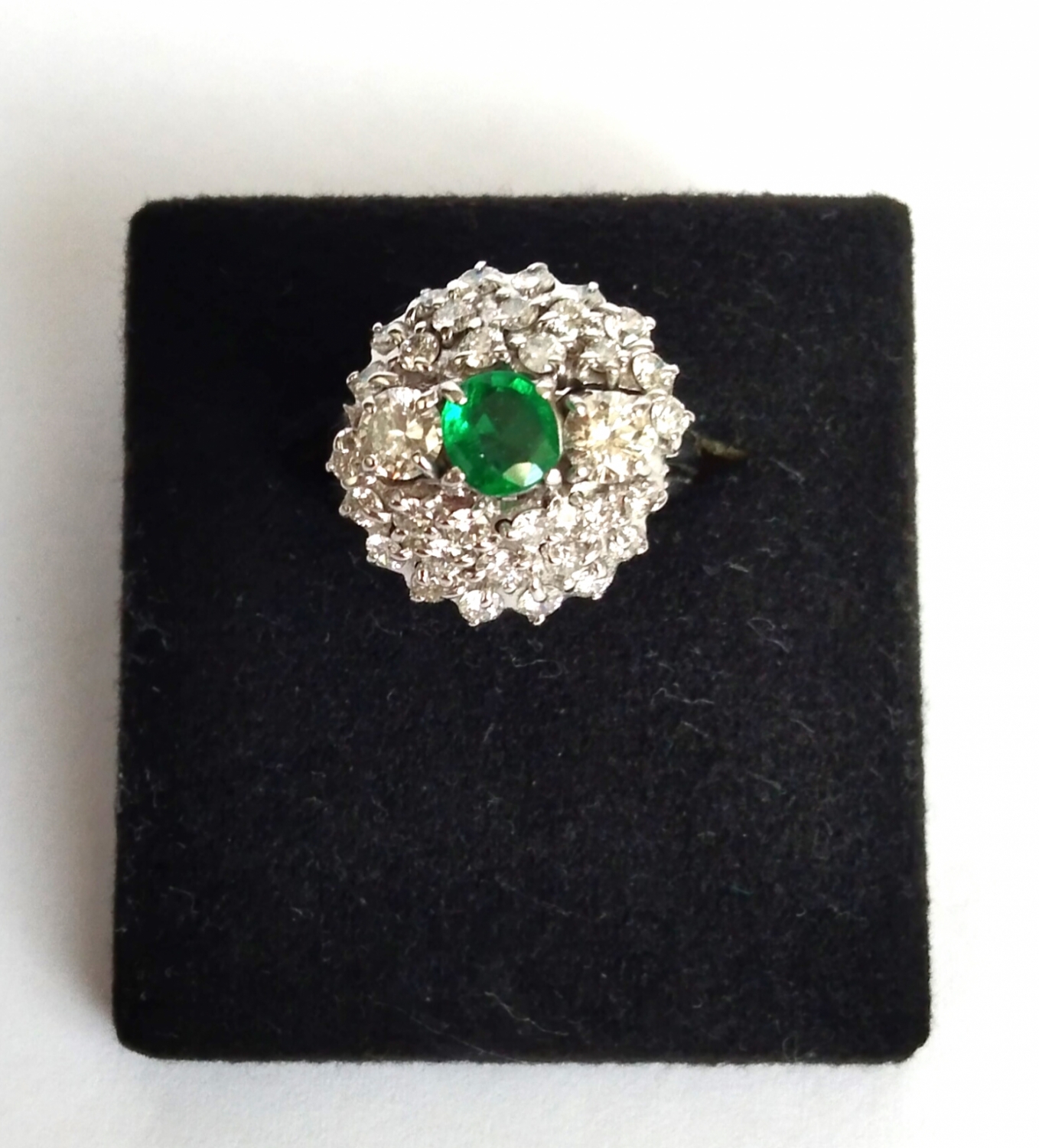 Zlatý prsten se smaragdem a s diamanty, 1,28 ct