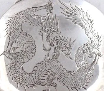 Kulatá stříbrná pudřenka s drakem - 3