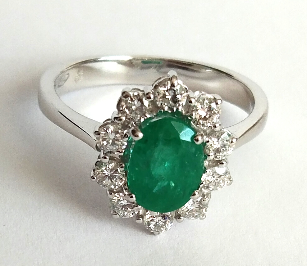 Zlatý prsten se smaragdem a s diamanty, 0,55 ct