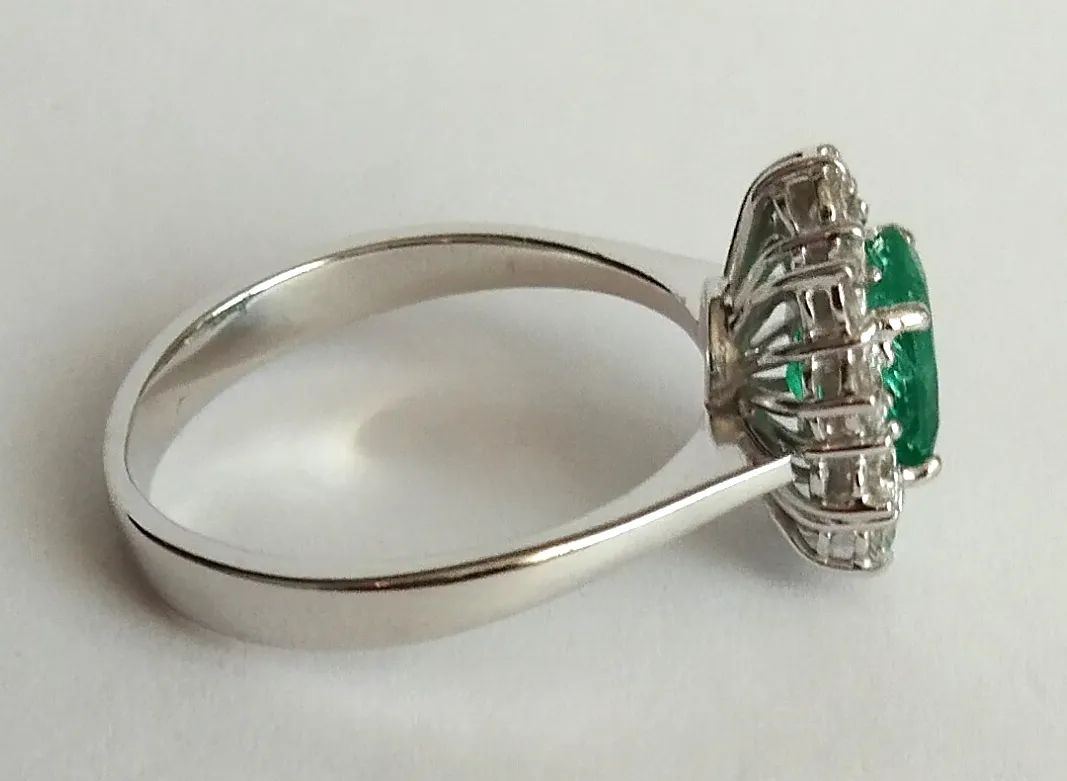 Zlatý prsten se smaragdem a s diamanty, 0,55 ct - 2