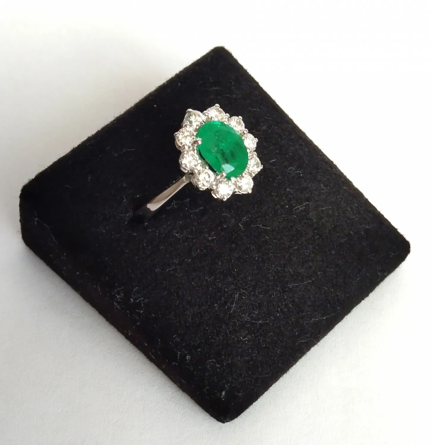 Zlatý prsten se smaragdem a s diamanty, 0,55 ct - 6