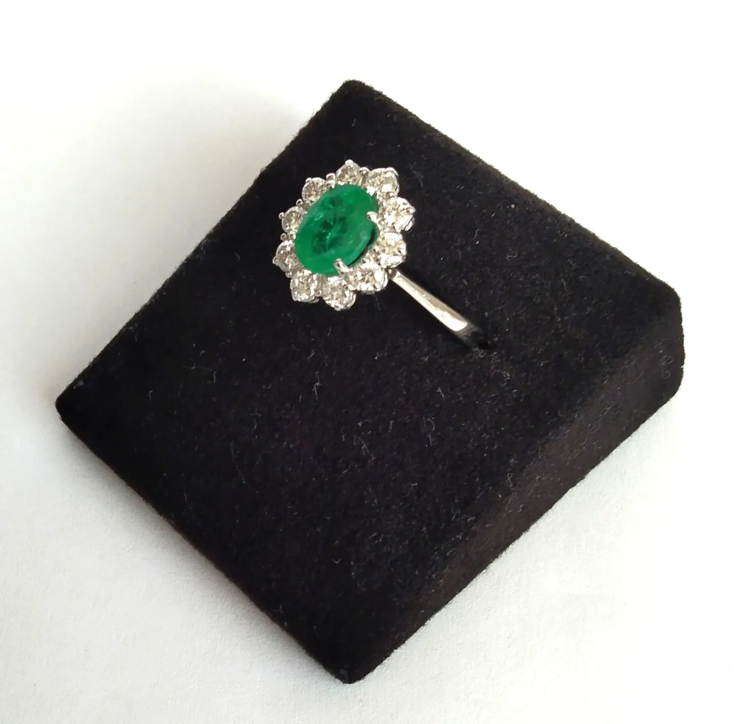 Zlatý prsten se smaragdem a s diamanty, 0,55 ct - 7