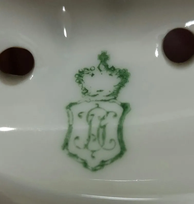 Porcelánová plastika ženy - 2