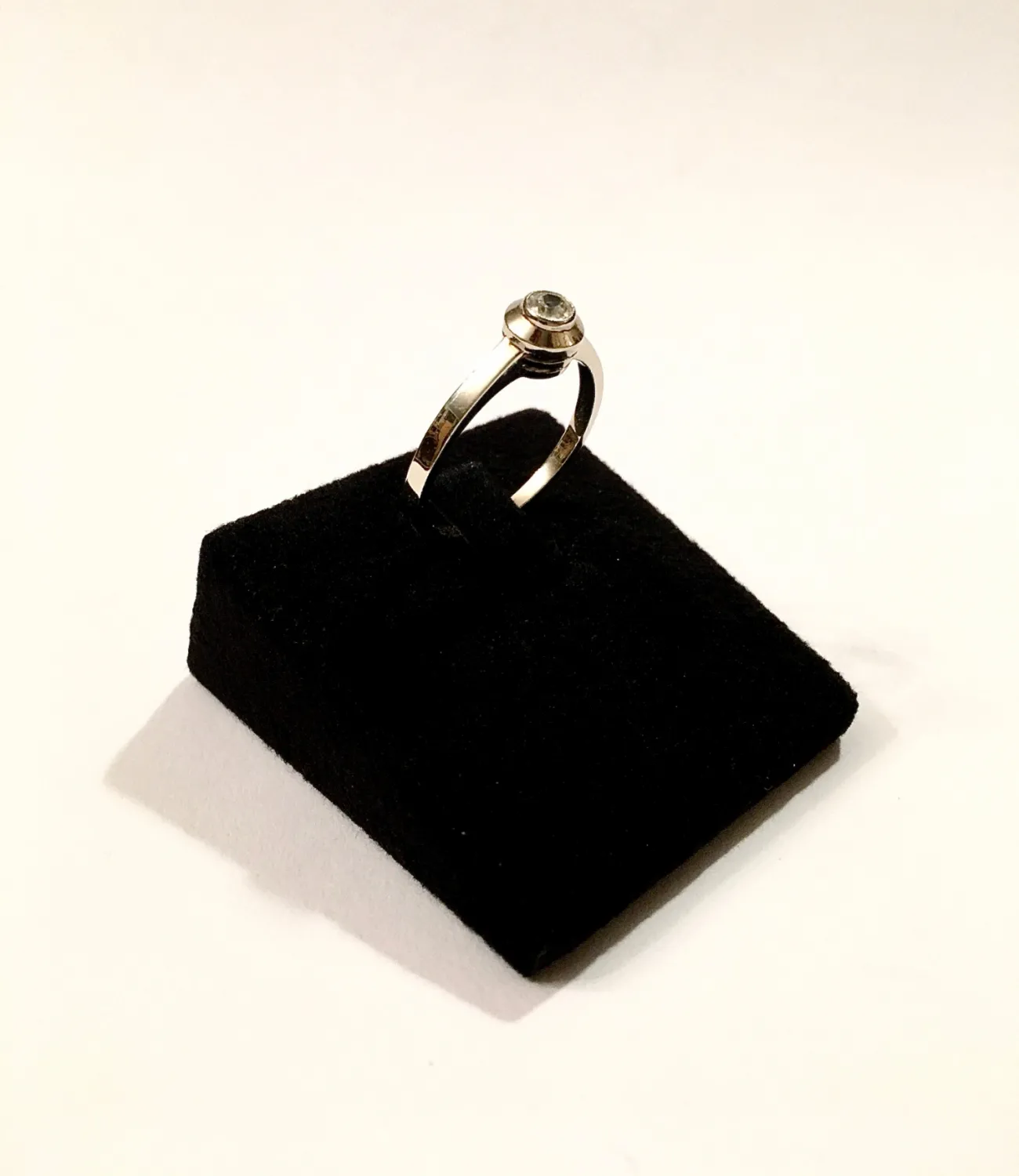 Zlatý ART-DECO prsten se solitérním diamantem 0,22 ct - 3