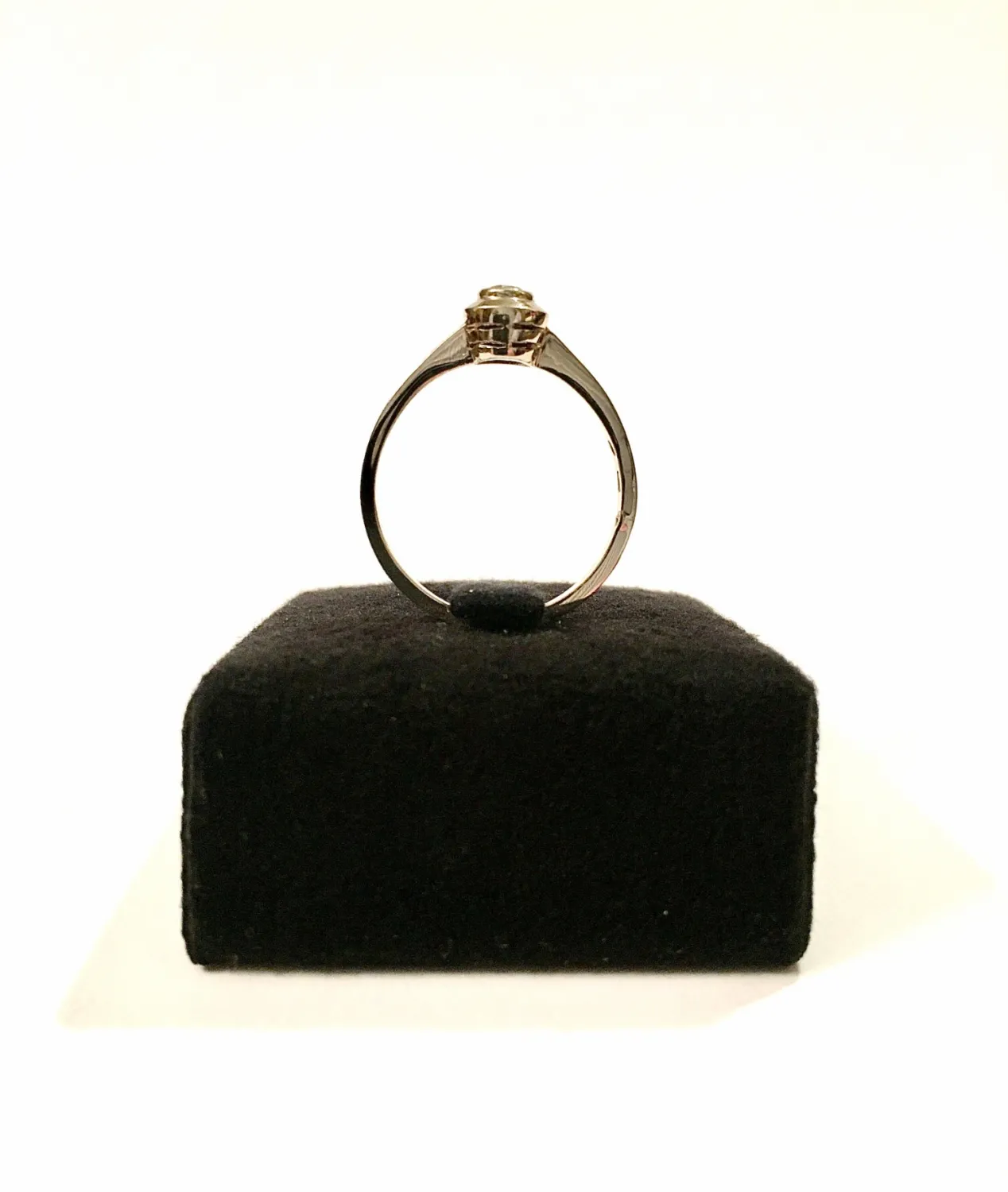 Zlatý ART-DECO prsten se solitérním diamantem 0,22 ct - 5