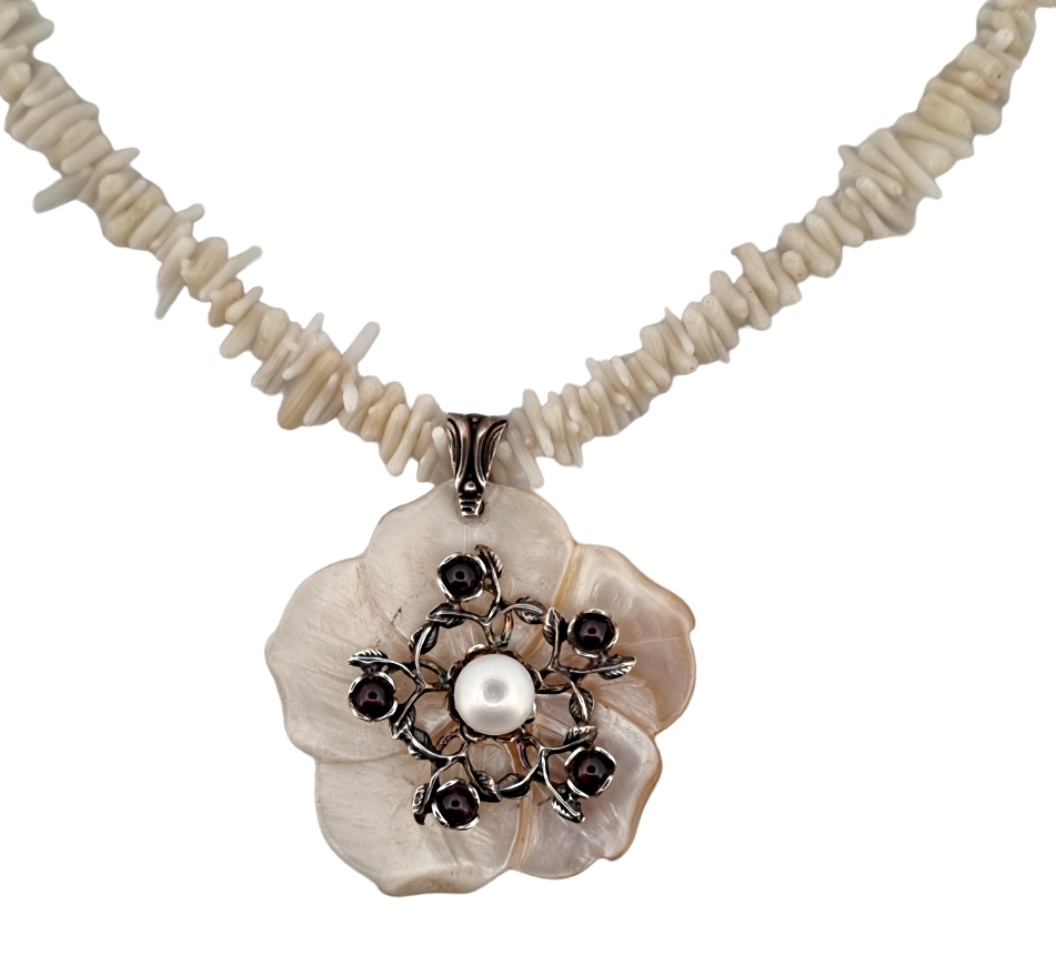 Vzácný náhrdelník z korálu s drahokamy a stříbrem
