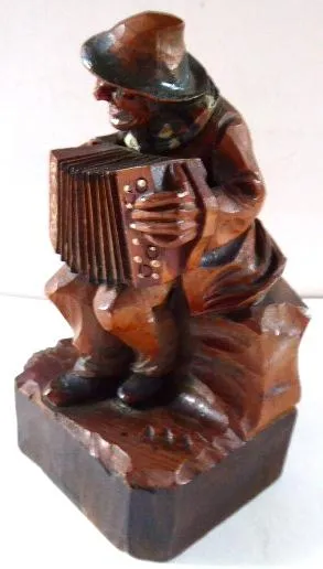 Veselý písničkář hrající na harmoniku - 3