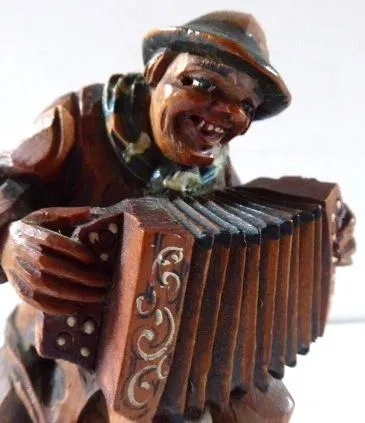 Veselý písničkář hrající na harmoniku - 4