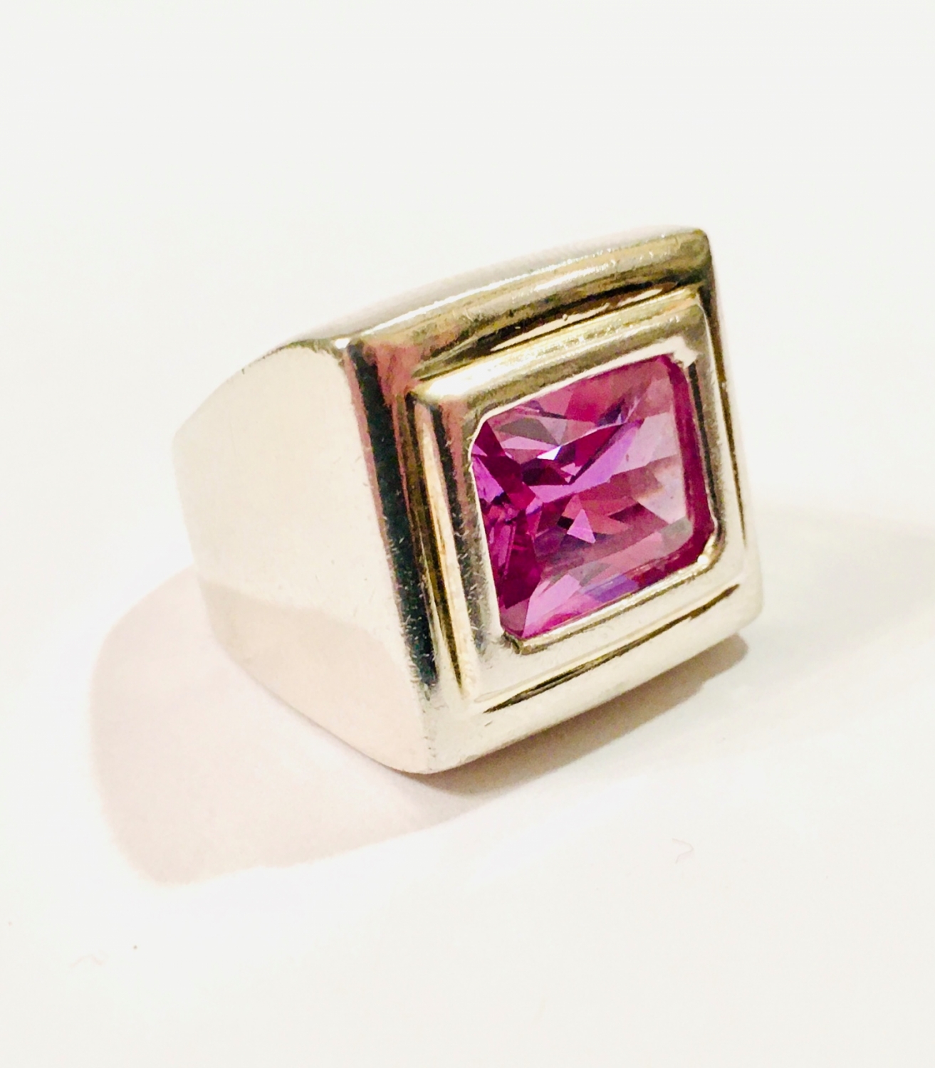 Mohutný stříbrný prsten s růžovofialovým kamenem