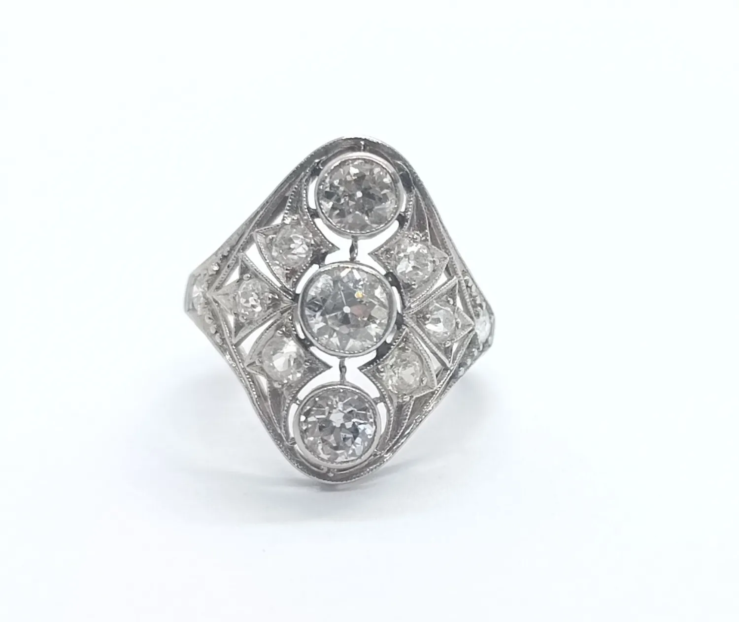 Platinový prsten s diamanty