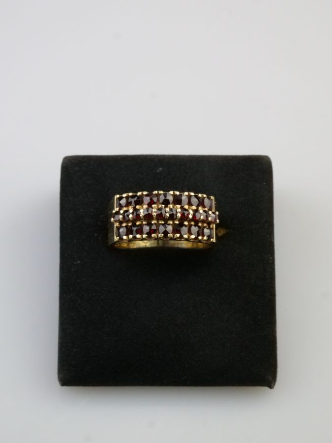 Zlatý prsten s českými granáty