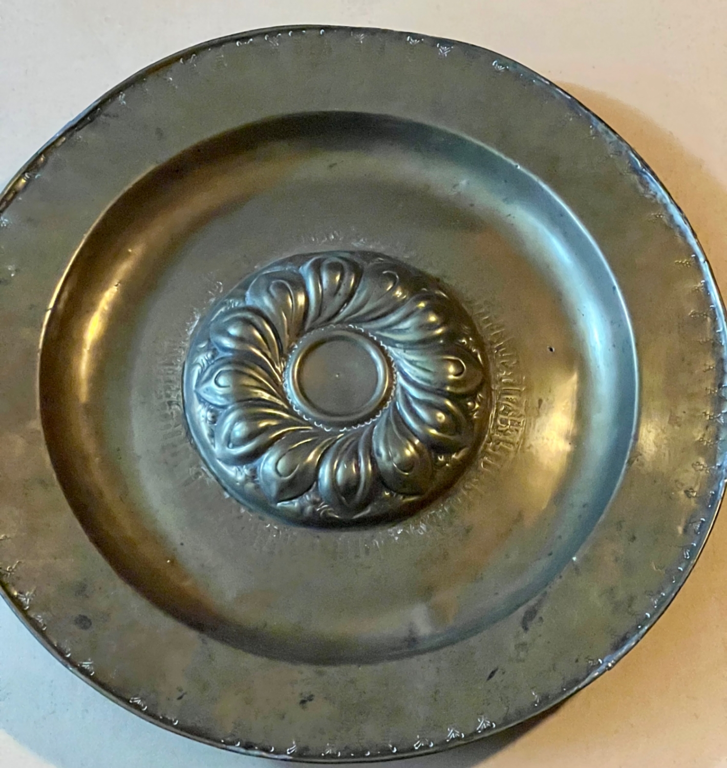 Starožitný mosazný talíř – Norimberk