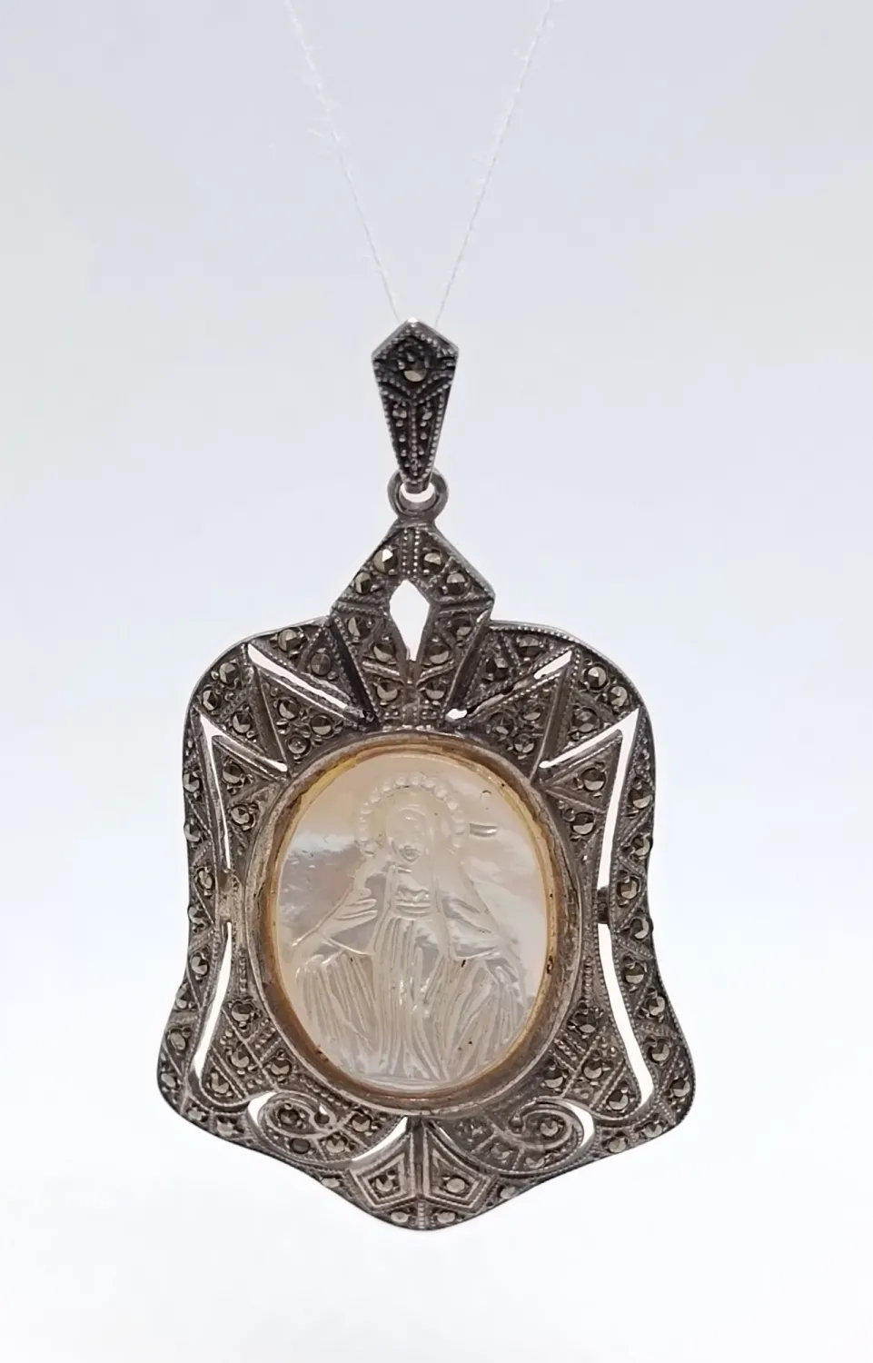 Art deco stříbrný závěs s perletí
