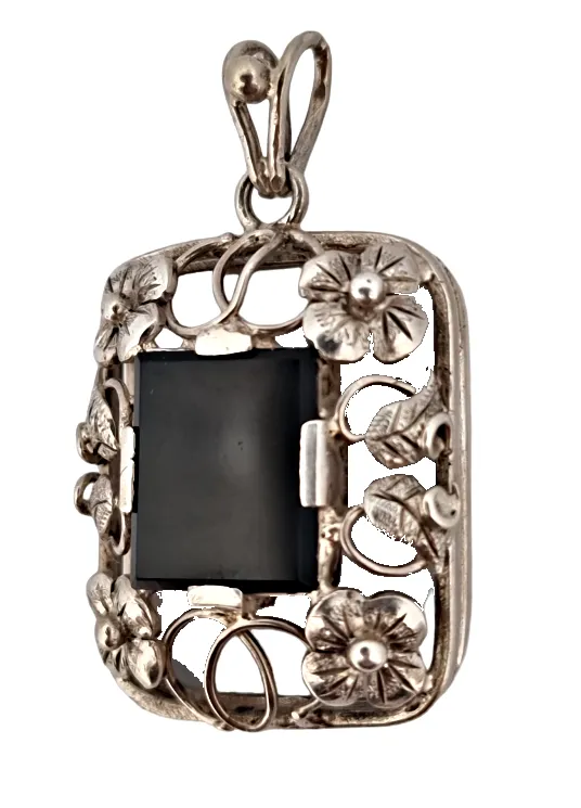 STŘÍBRNÝ PŘÍVĚS ART DECO ZDOBENÝ FLORÁLNÍMI MOTIVY S ONYXEM - 2