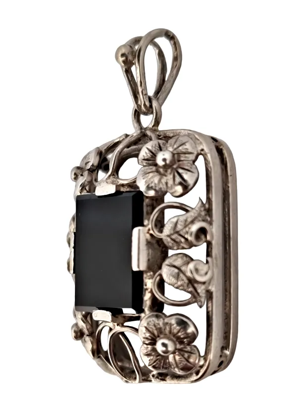 STŘÍBRNÝ PŘÍVĚS ART DECO ZDOBENÝ FLORÁLNÍMI MOTIVY S ONYXEM - 4
