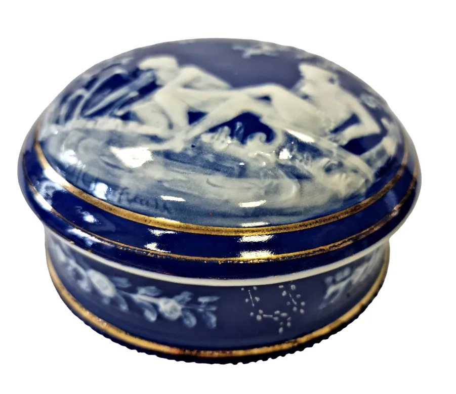 DÓZA PORCELÁNOVÁ MODRÁ ANTICKÝ MOTIV - 2