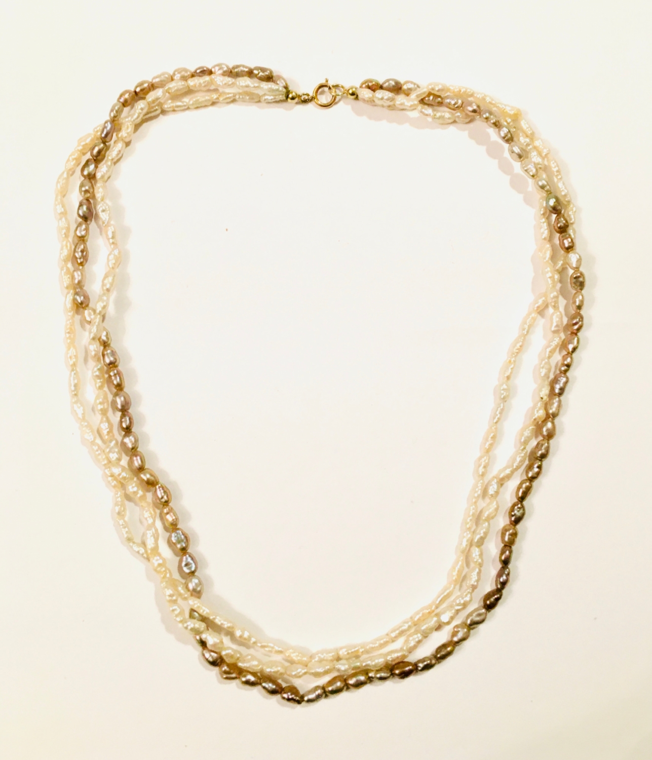Třířadý náhrdelník z říčních perel se zlatým zapínáním