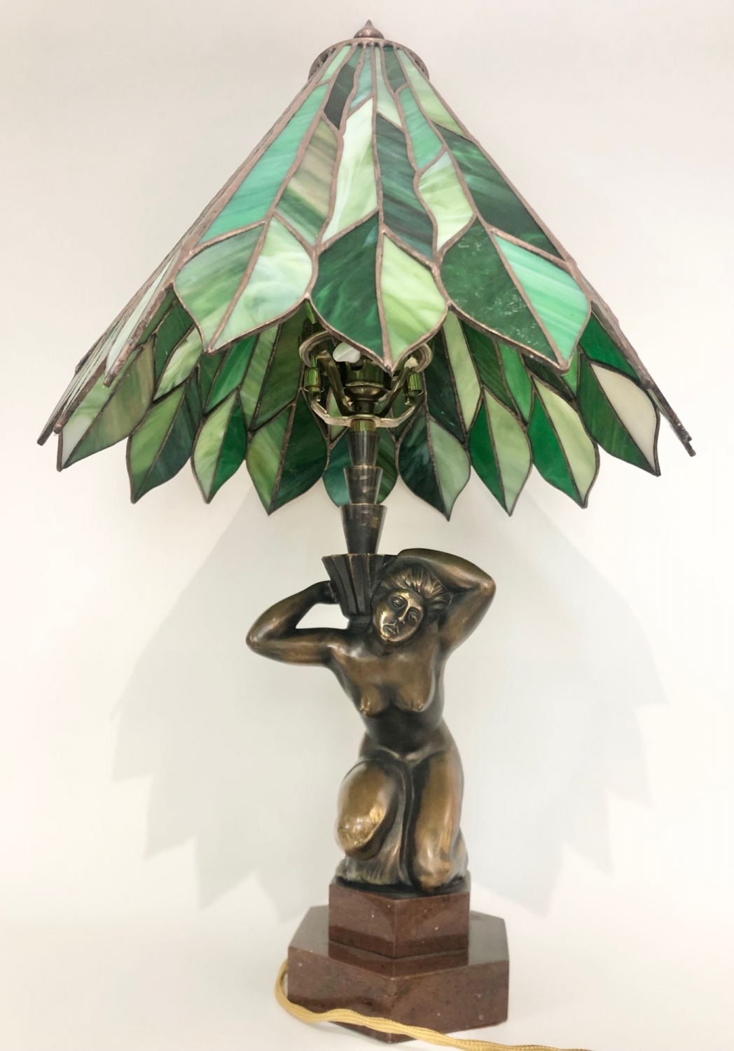 Kubistická lampa „Žena pod palmou“