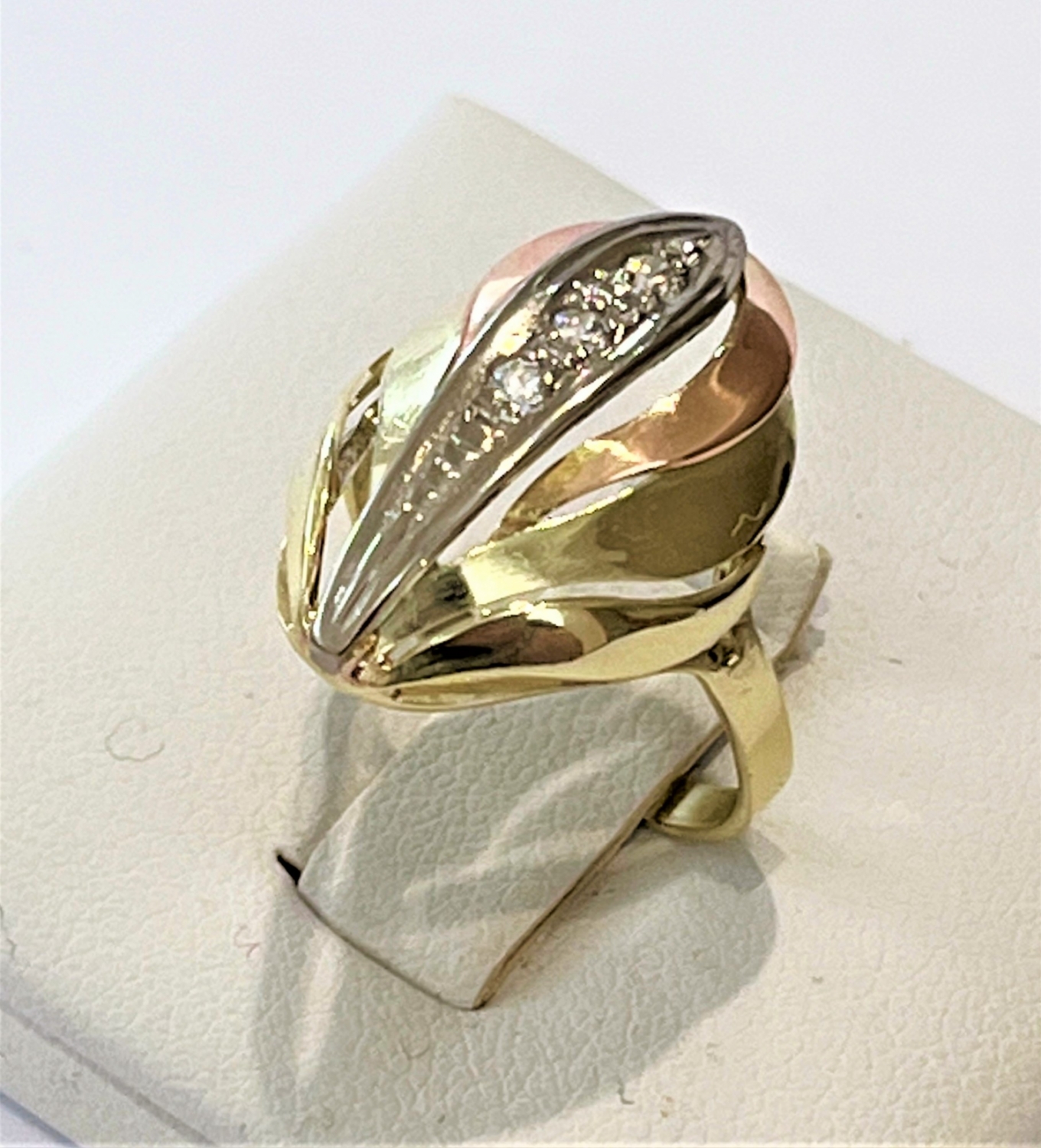 Dámský zlatý prsten – kombinace žlutého, růžového a bílého zlata