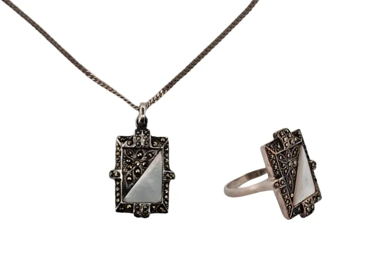 ART DECO STŘÍBRNÝ SET PRSTEN A ŘETÍZEK S PŘÍVĚSKEM S PERLETÍ A MARKAZITY