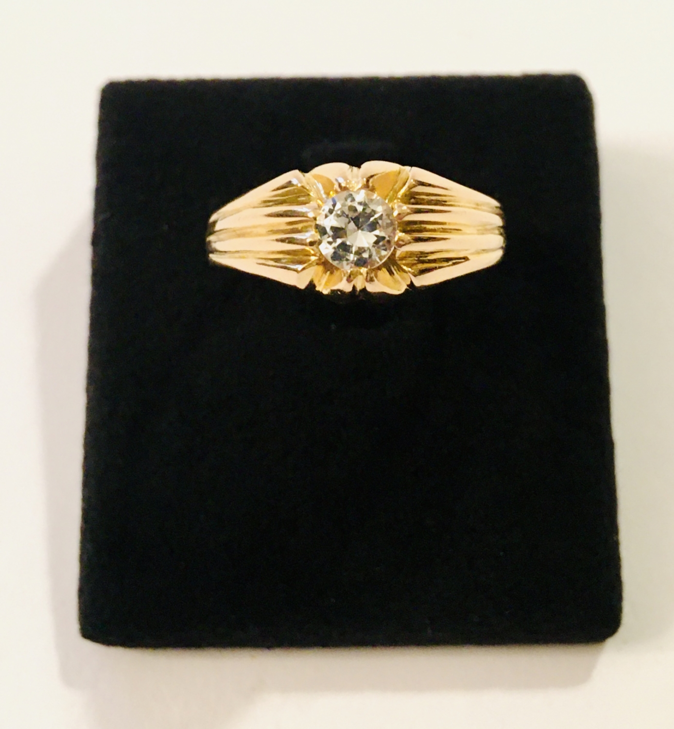 Zlatý pánský prsten s čirým kamenem