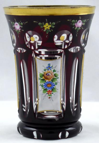 Rubínová a čirá sklenice s malovanými květinami