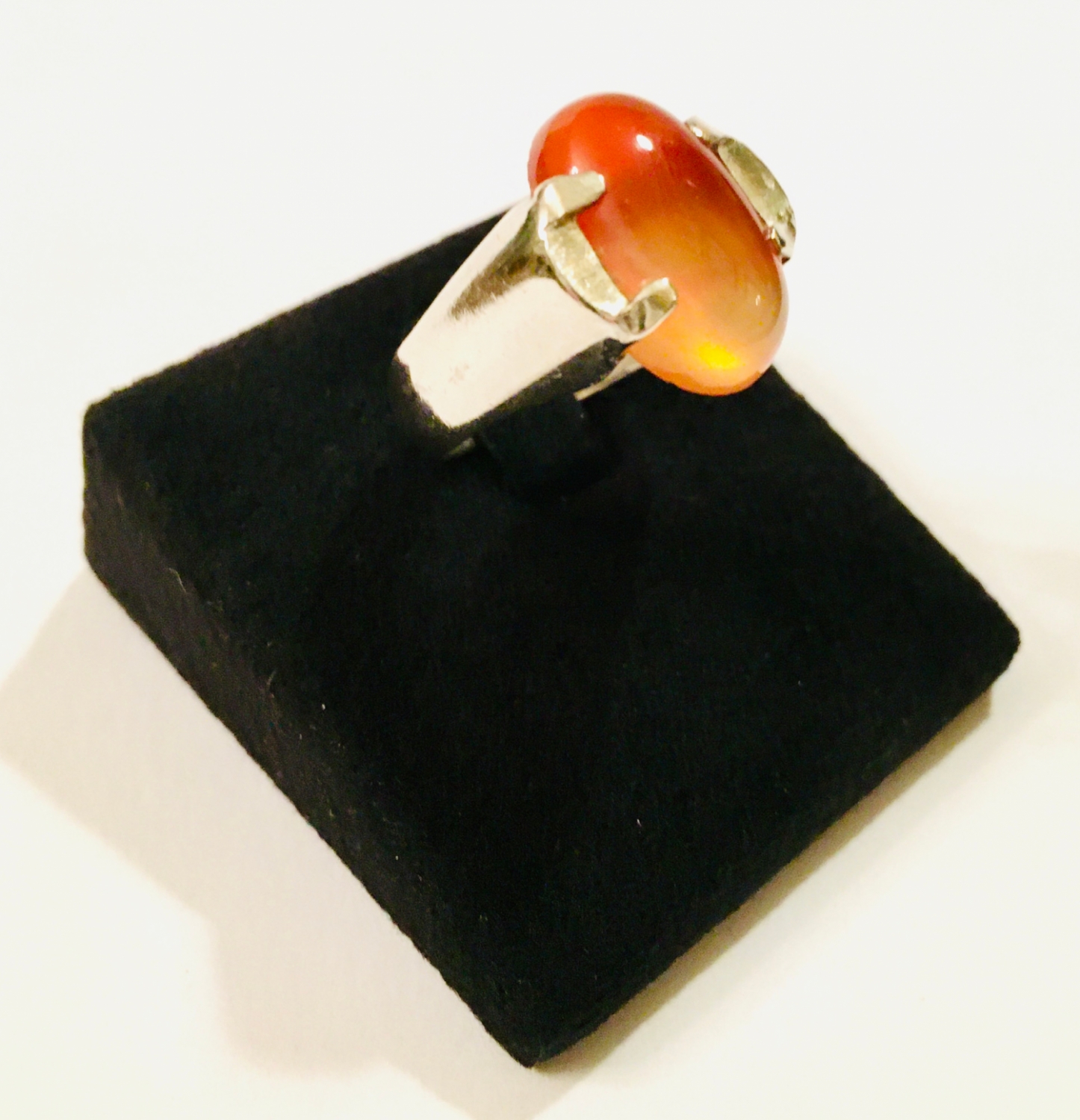 Stříbrný moderní prsten s karneolem