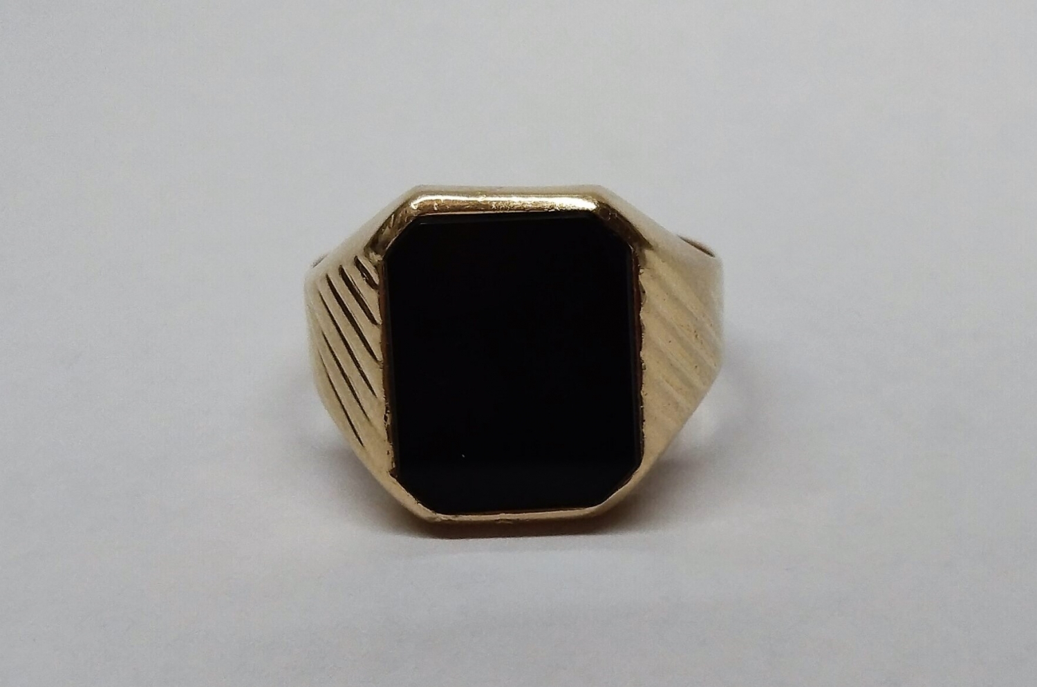 Zlatý pánský prsten s onyxem