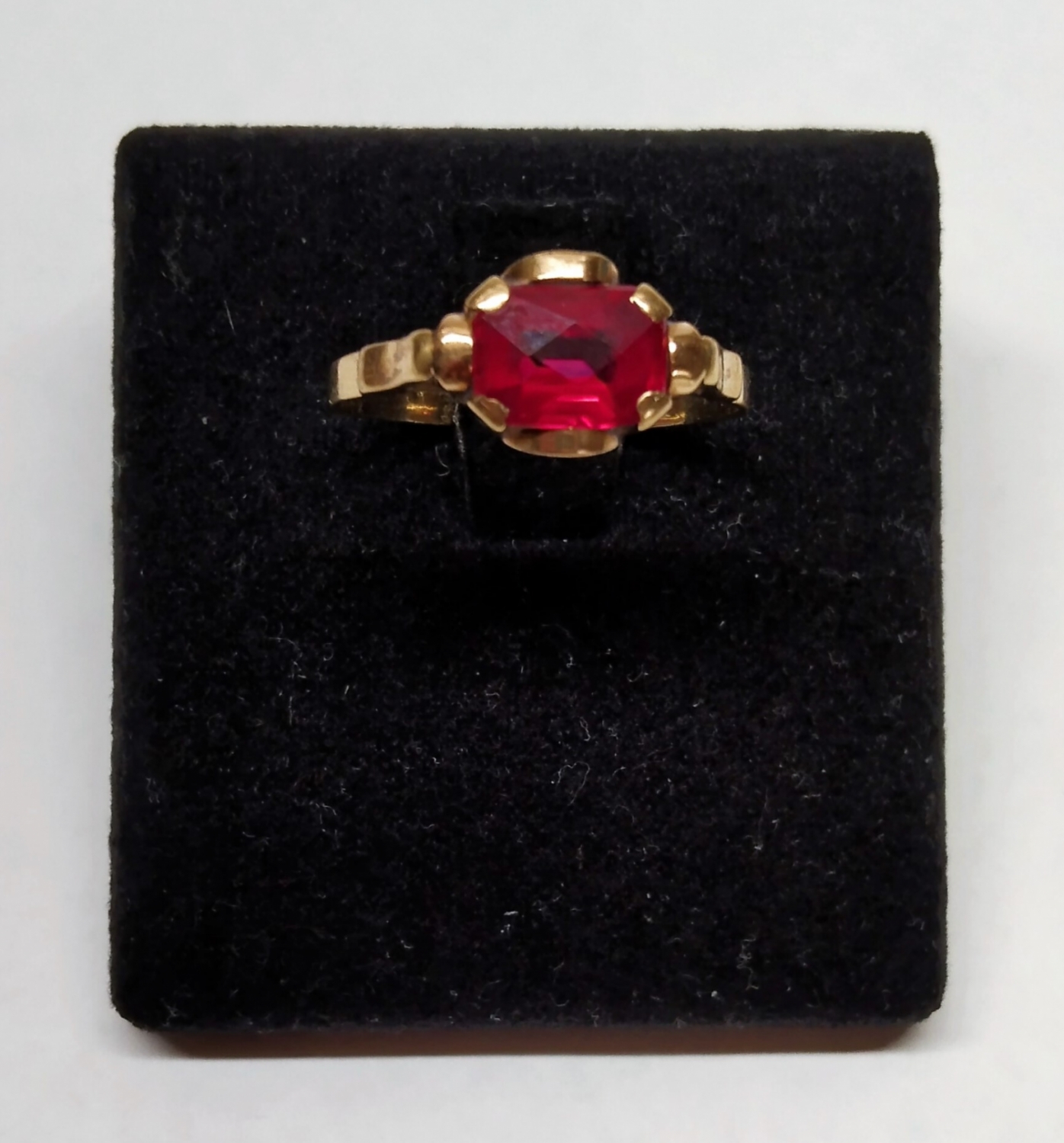 Zlatý prvorepublikový prsten s rubínem - 1