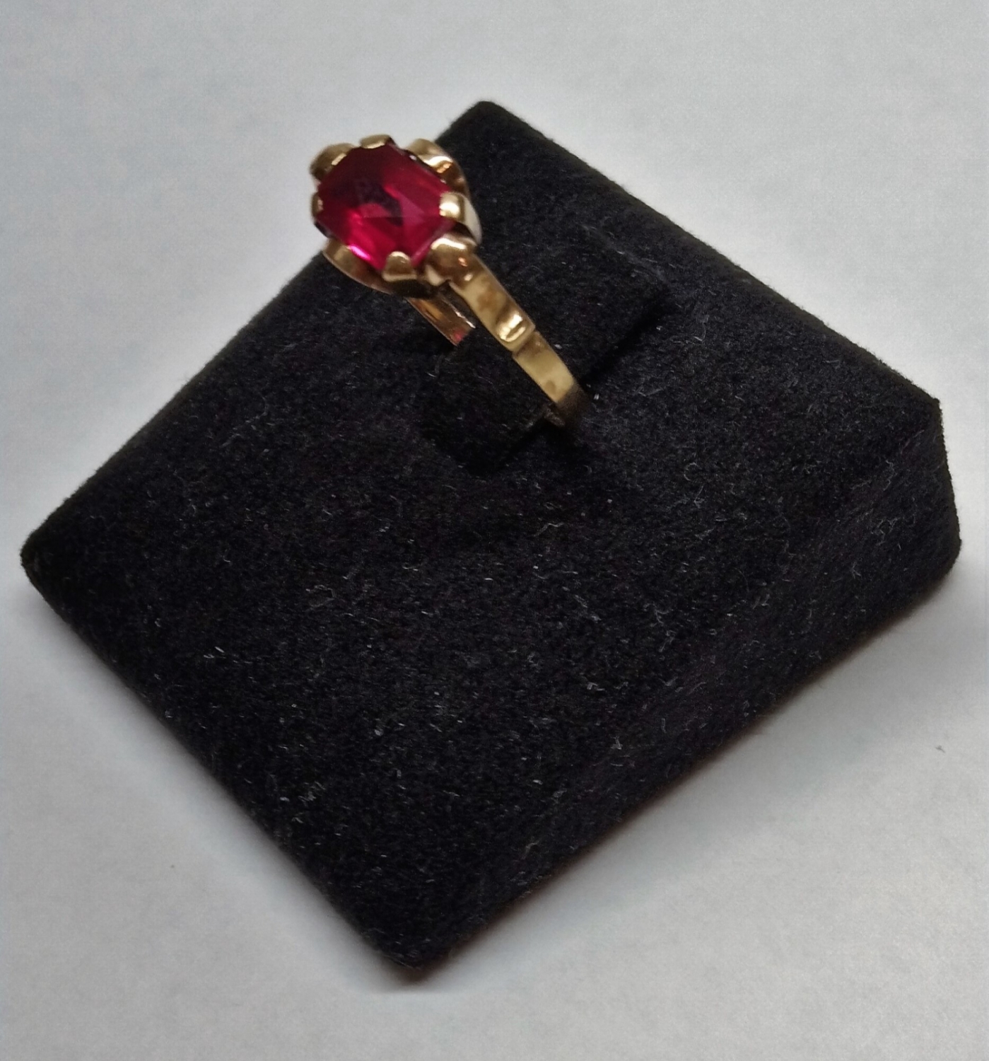 Zlatý prvorepublikový prsten s rubínem - 2