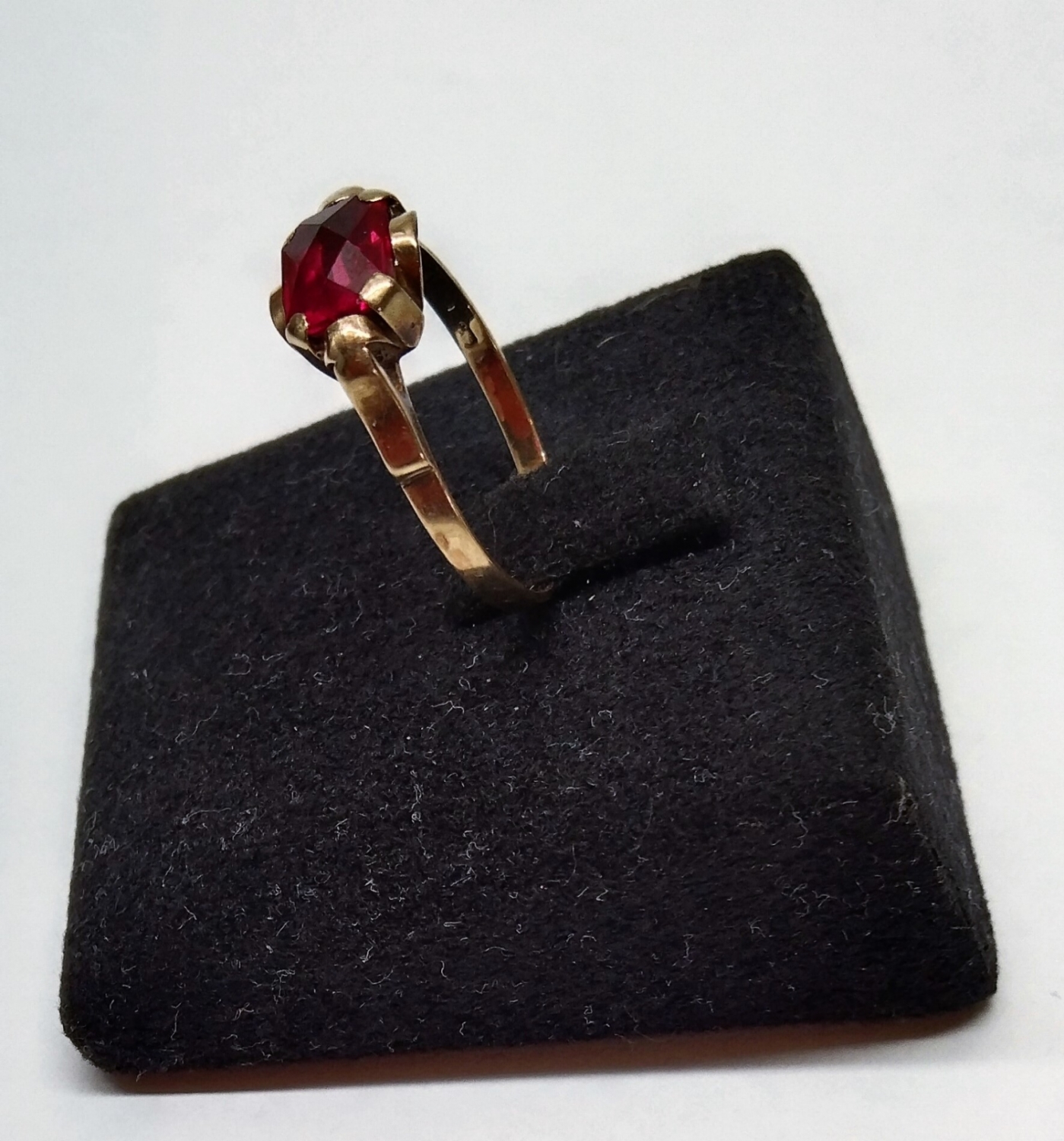 Zlatý prvorepublikový prsten s rubínem - 3