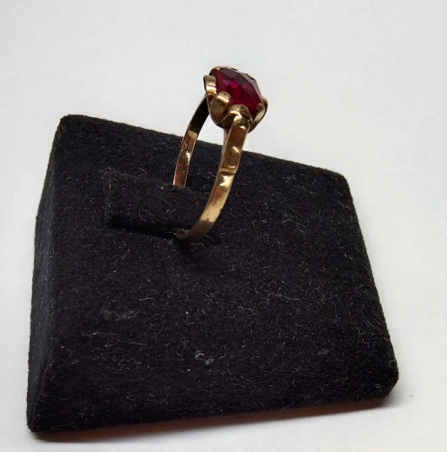 Zlatý prvorepublikový prsten s rubínem - 4