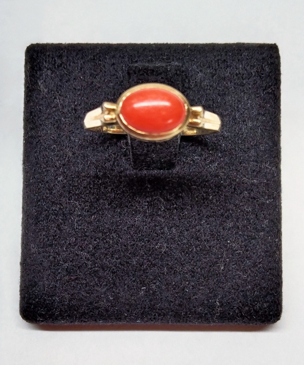 Zlatý prvorepublikový prsten s korálem