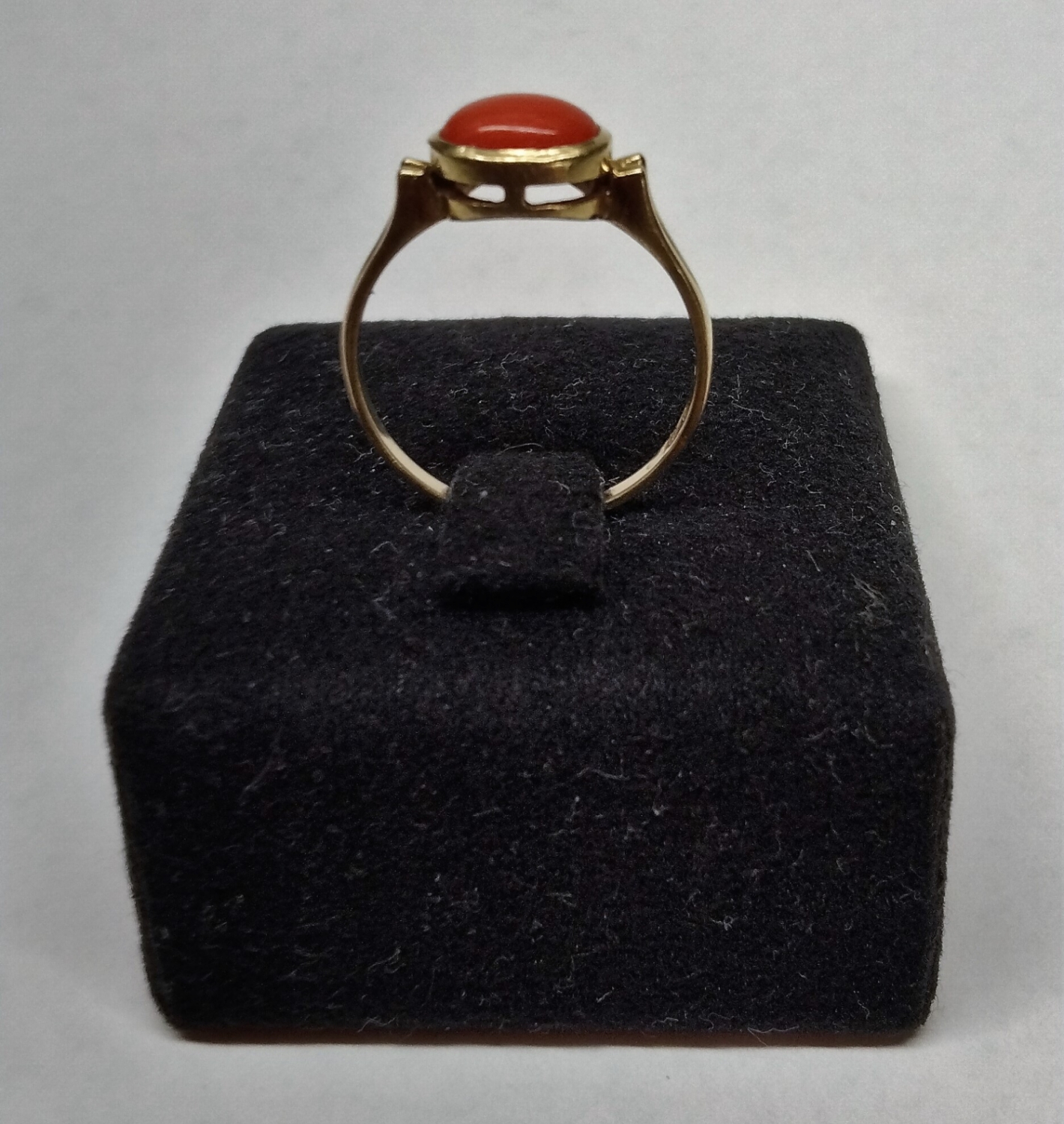 Zlatý prvorepublikový prsten s korálem - 5