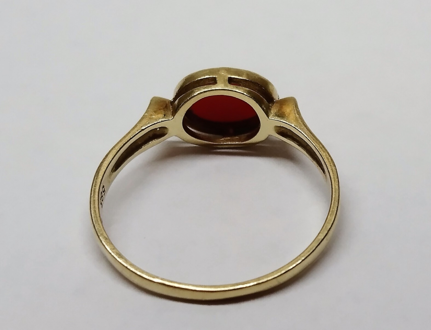 Zlatý prvorepublikový prsten s korálem - 8