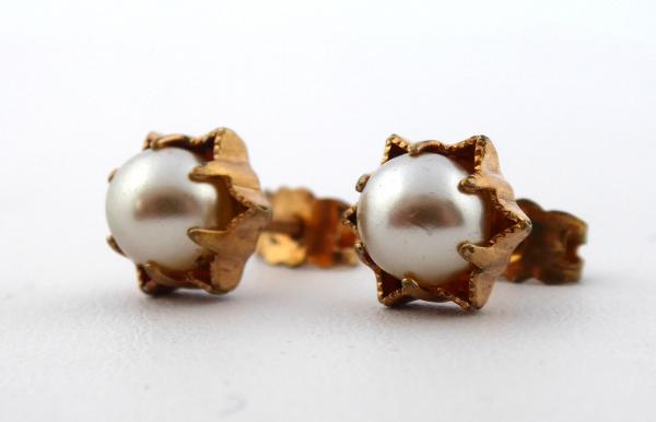 Náušničky ze zlatého kovu s perličkami