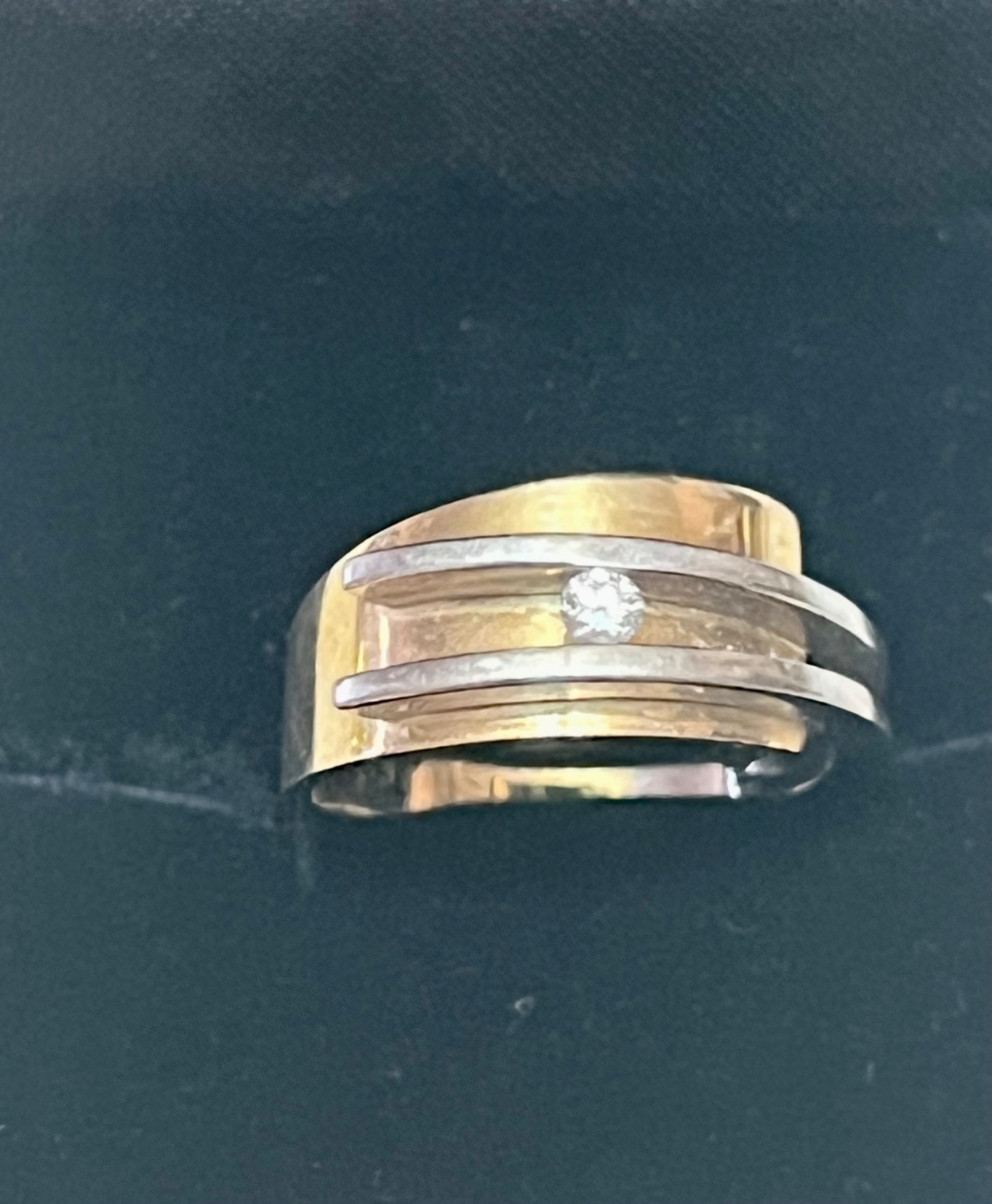 Zlatý prsten se vzácně bílým briliantem + certifikát