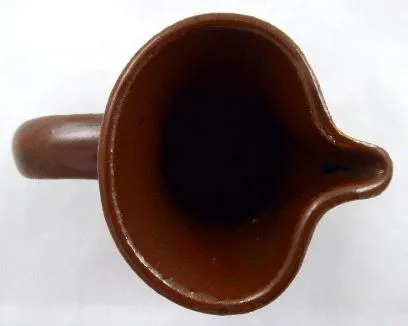 Hnědý džbánek s korunkou a letopočtem 1753 - 3