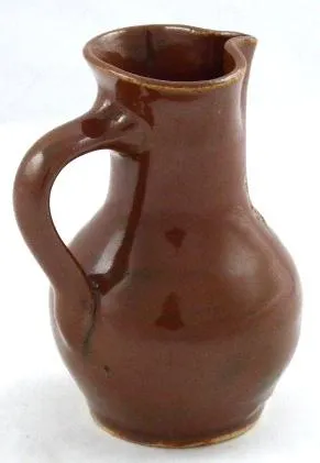 Hnědý džbánek s korunkou a letopočtem 1753 - 4