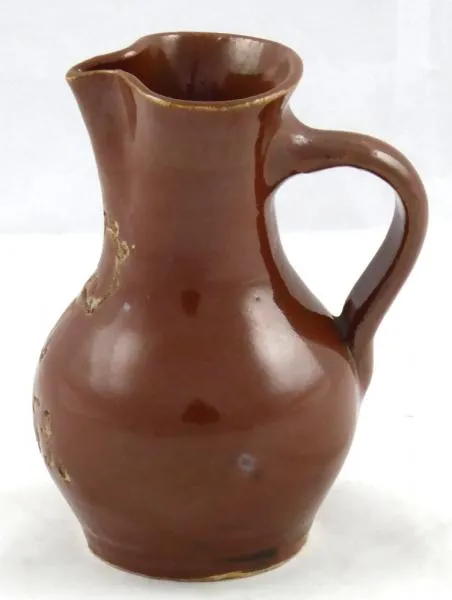 Hnědý džbánek s korunkou a letopočtem 1753 - 5