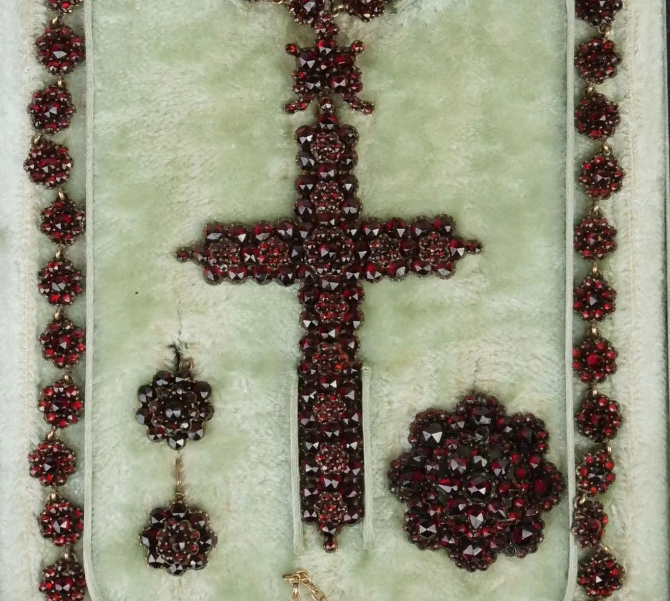 Souprava z českých granátů - 6