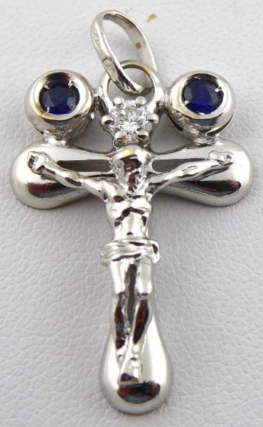 Kříž z bílého zlata s diamantem a párovými modrými safíry