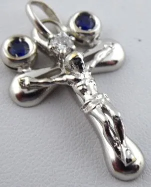 Kříž z bílého zlata s diamantem a párovými modrými safíry - 4