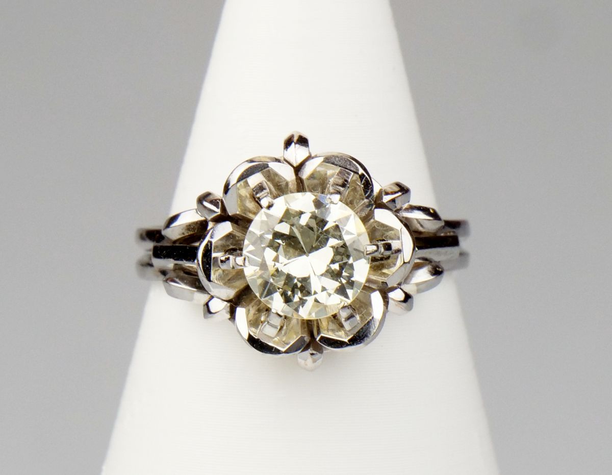 Zlatý prsten se solitérním diamantem - 1