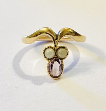 Zlatý secesní prsten s ametystem a perlami