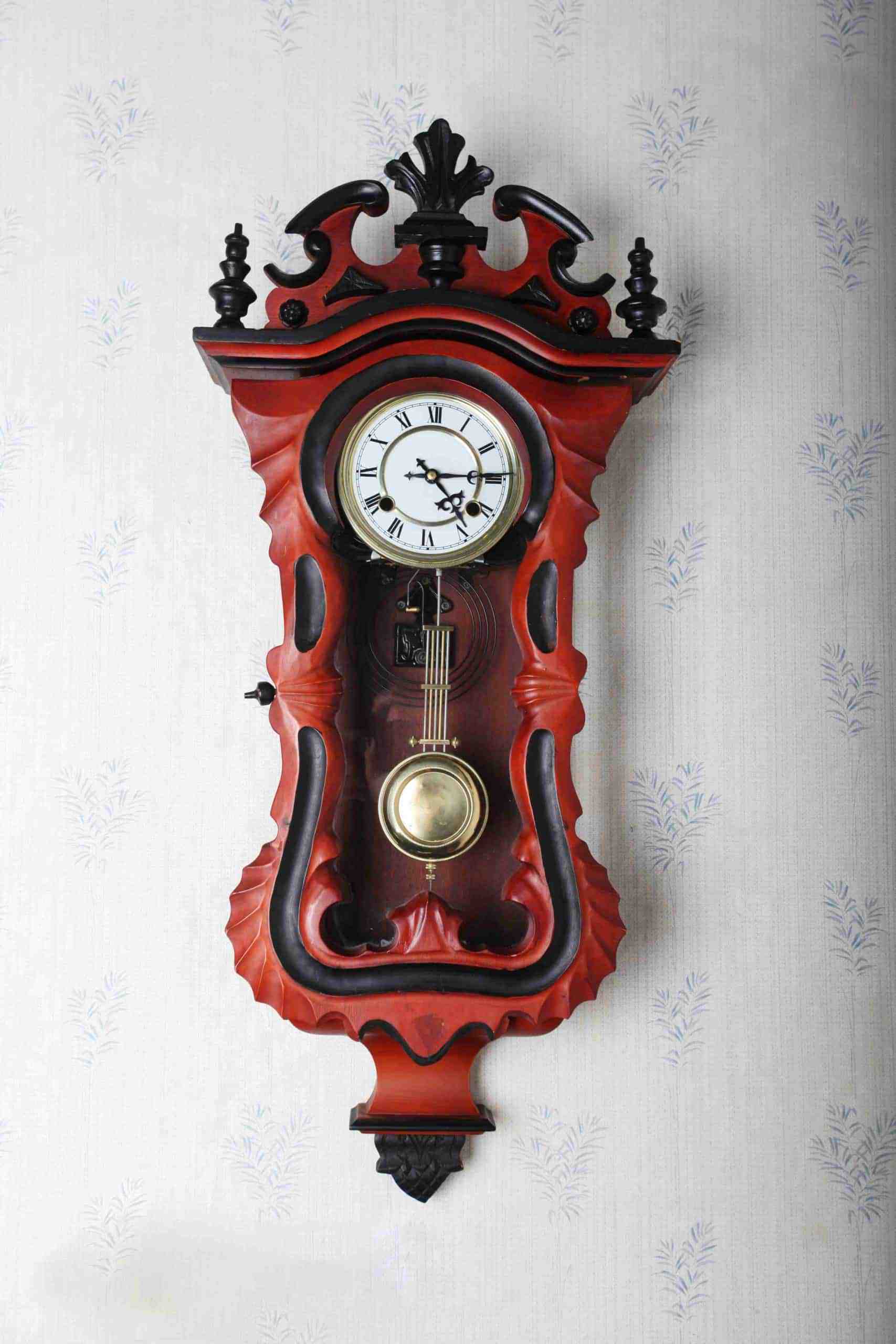 Starožitné nástěnné hodiny s kyvadlem