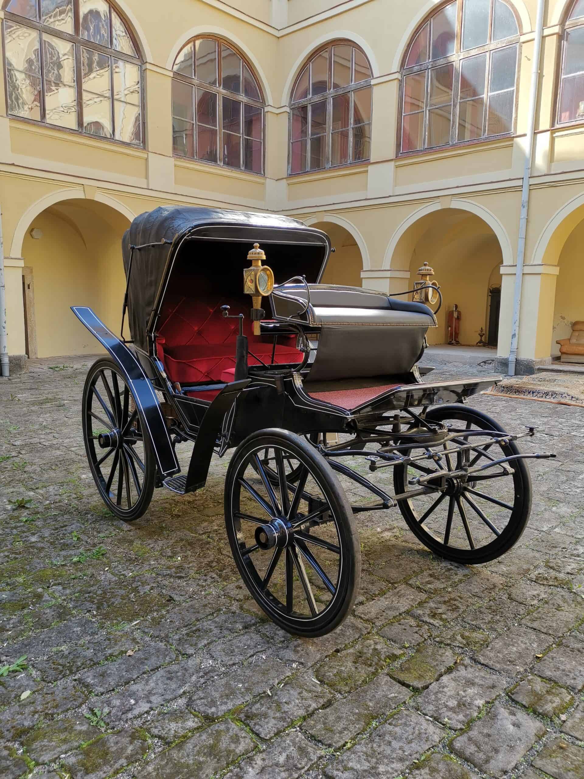 Čtyřkolový kočár se sklápěcí střechou Milord